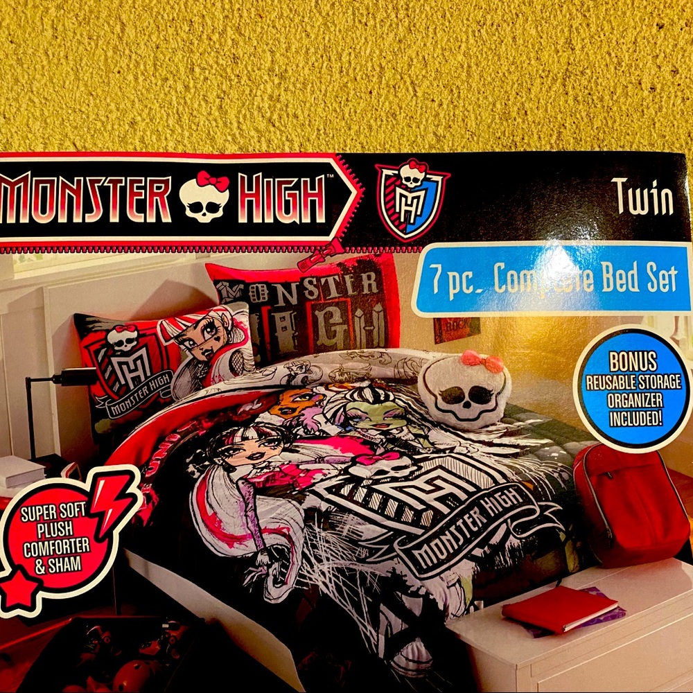NWT Twin Monster High bedding set!!